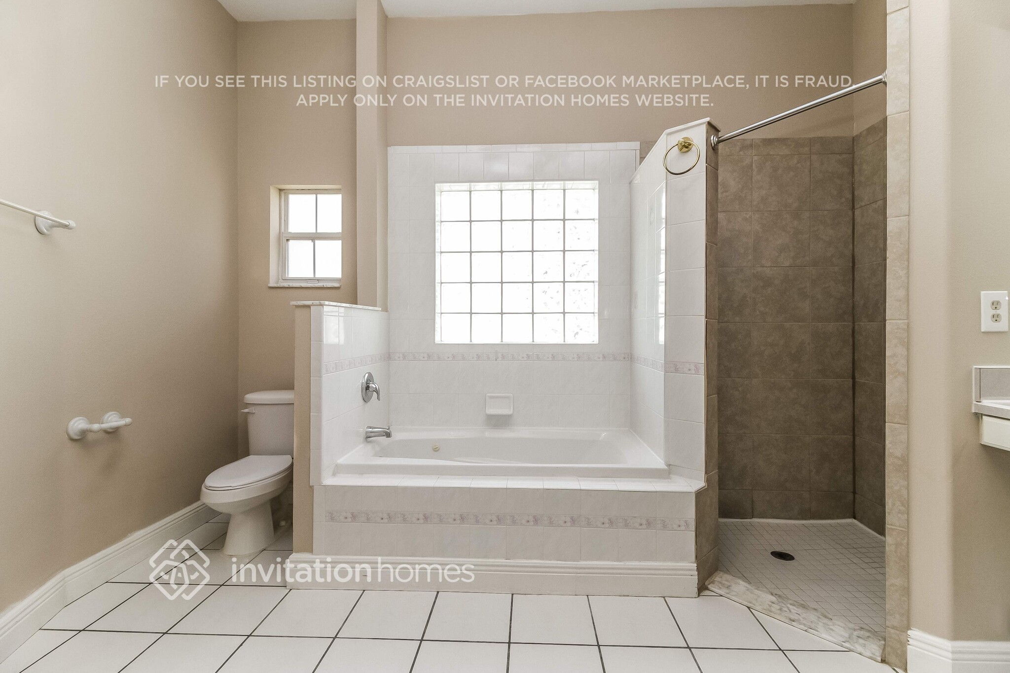Building Photo - 10428 Calle De Flores Dr