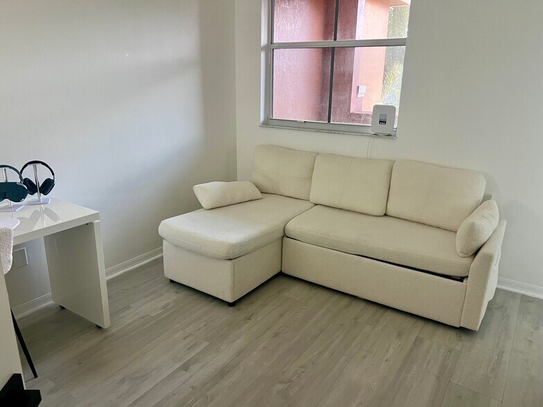 Building Photo - 4934 White Mangrove Way E