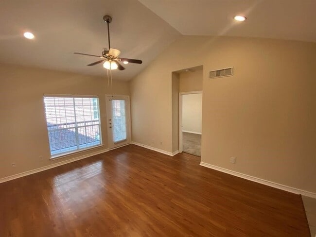Building Photo - 1901 Post Oak Park Dr