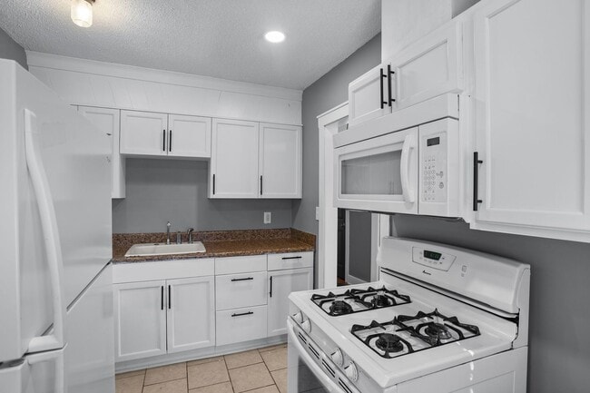 Building Photo - 1 Bedroom 1 Bath Duplex in the Heart of Auburn