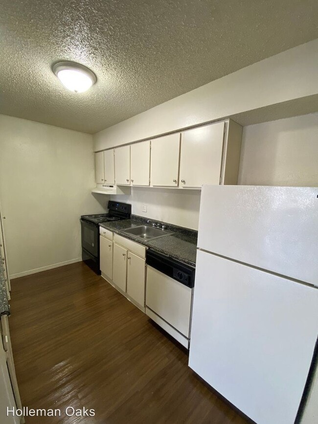 Building Photo - 1501 Holleman Dr