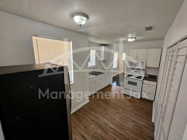 Building Photo - 1664 W 15th St