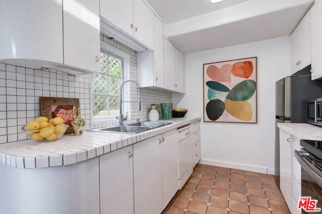 Building Photo - 2427 N Gower St