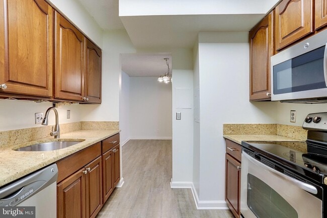 Building Photo - 3800 Fairfax Dr