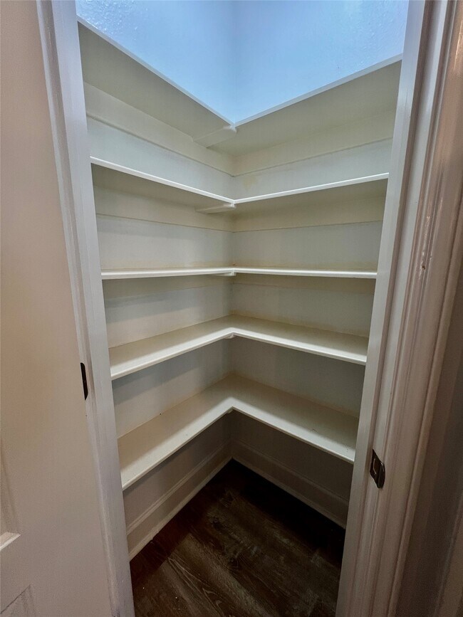 Building Photo - 312 Mission Ln