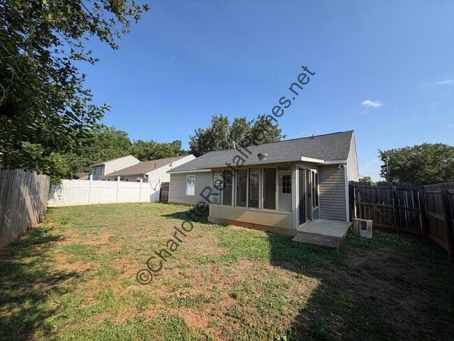 Building Photo - Updated ranch home near uptown!