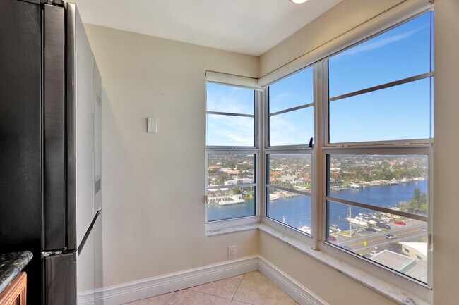 Building Photo - 1021 Hillsboro Mile