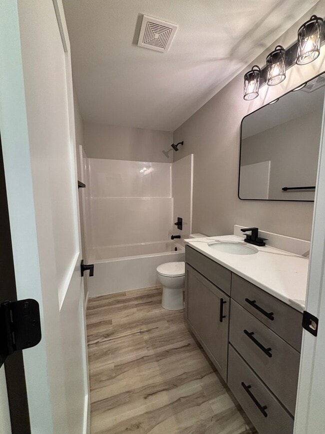 Building Photo - 2532/2528 Landmark Drive