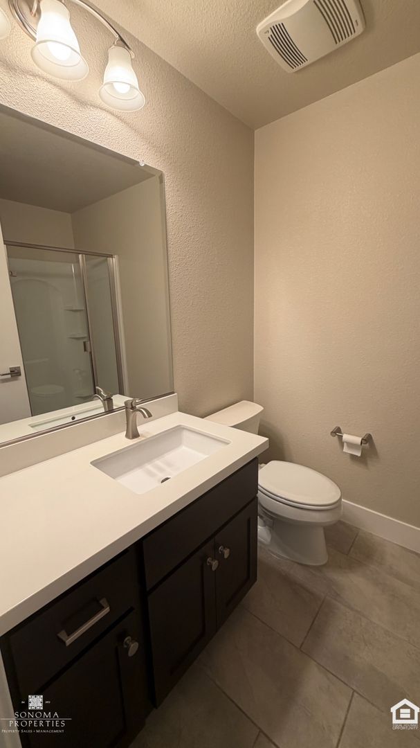 Building Photo - Modern 3-Story Living in Santa Rosa - Available Now!