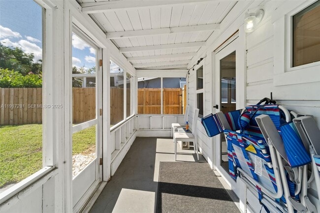 Building Photo - 1464 NE 24th St