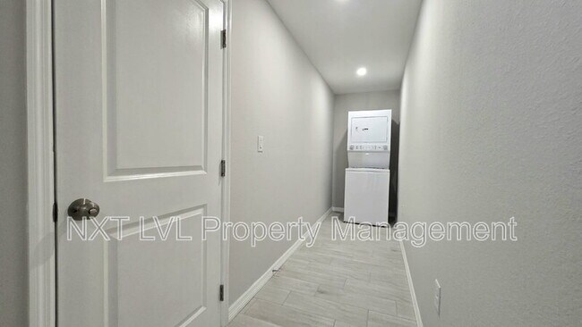 Building Photo - 423 NE 31st St