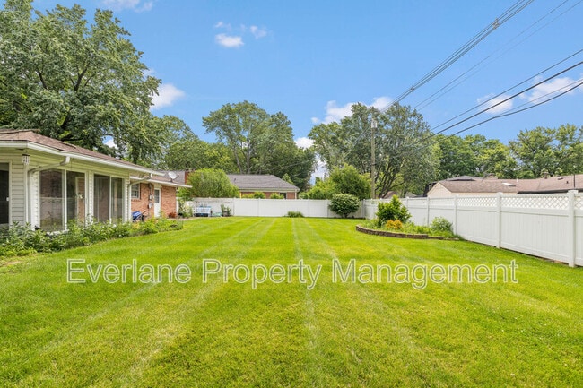 Building Photo - 647 Alwyne Rd