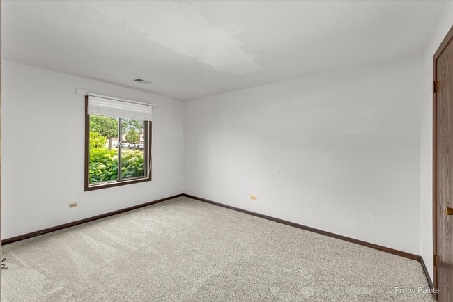 Building Photo - 877 E Carriage Ln