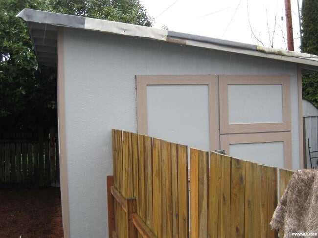 Building Photo - 4 bedroom 2 bath home in great location