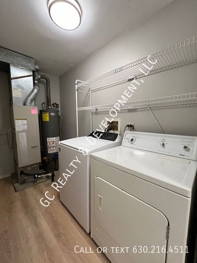 Building Photo - 403 Pinetree Ln