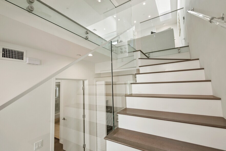 Building Photo - 823 N Fuller Ave