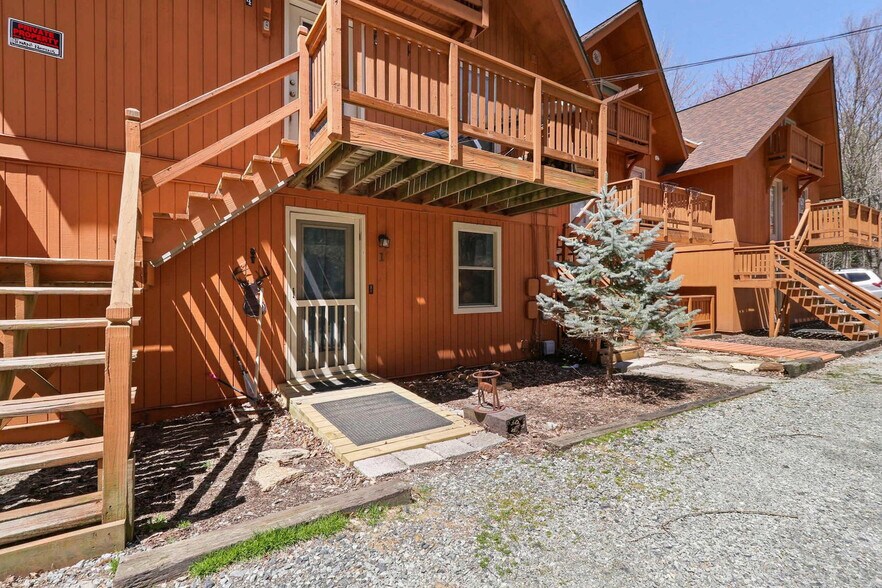 Building Photo - 102 Skiview Ln