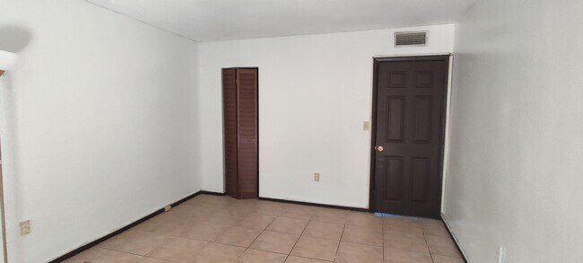 Building Photo - 6900 N Kendall Dr