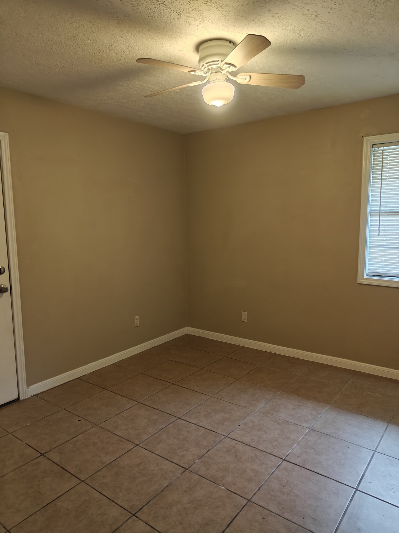 Building Photo - 2115 Raspberry Ln