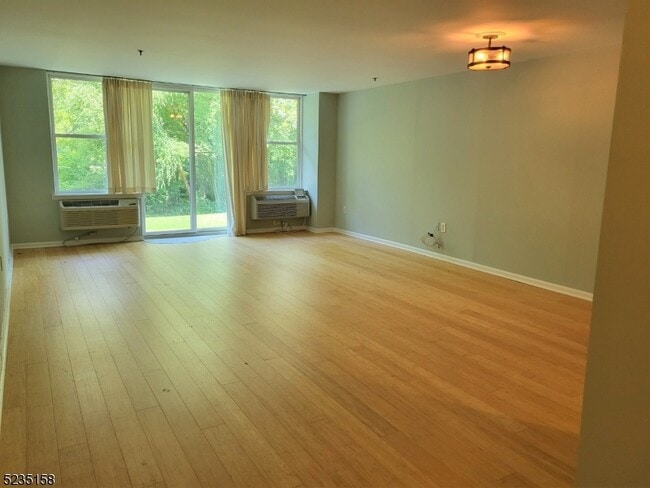 Building Photo - 300 Main St