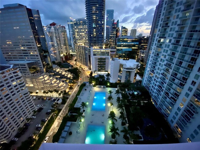 Building Photo - 950 Brickell Bay Dr