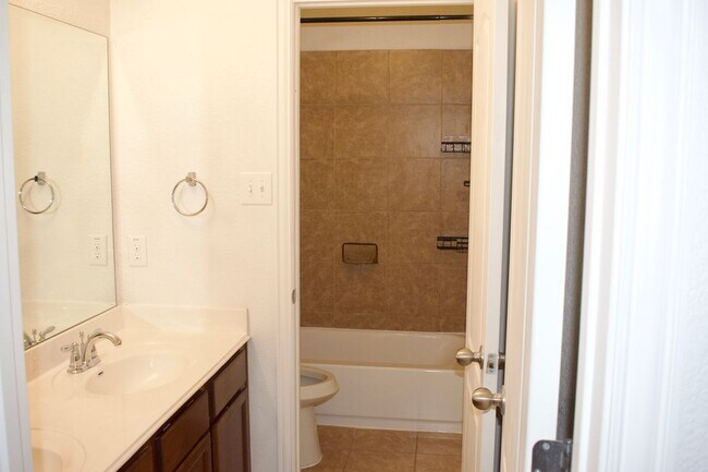 Building Photo - 1001 Emory Fields Cove