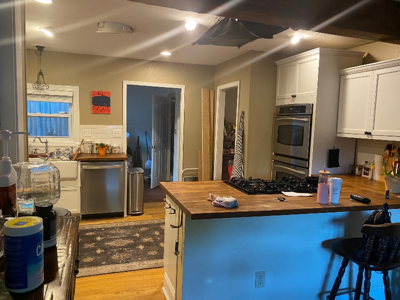 Building Photo - 116 W College St