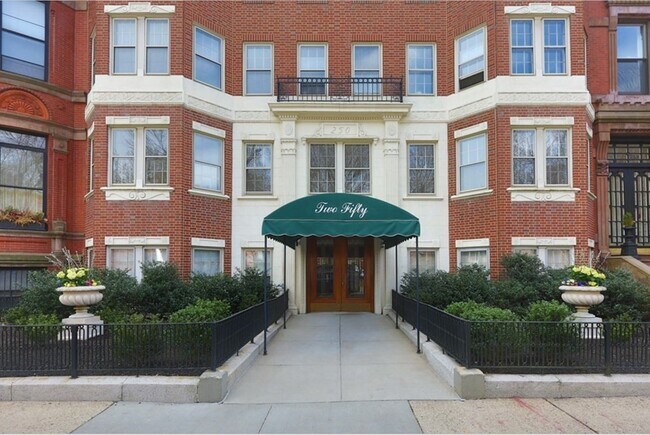 Building Photo - 140 Commonwealth Ave