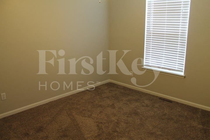Building Photo - 619 N Crest Dr