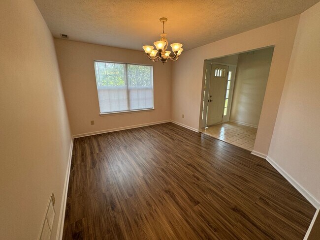 Building Photo - 9847 Cranberry Cir