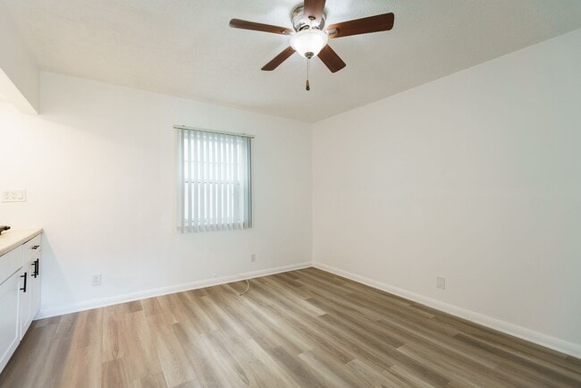 Interior Photo - 944 Tiverton Avenue