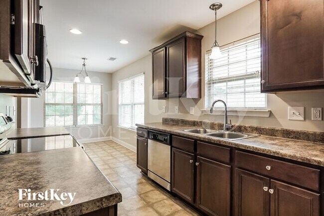 Building Photo - 221 Hillcrest Dr