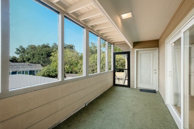 Building Photo - Mid-Century Charmer with Screened-In Balcony