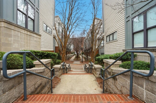 Building Photo - Modern Multi-Level 2BR Retreat with Garage Near Uptown Charlotte