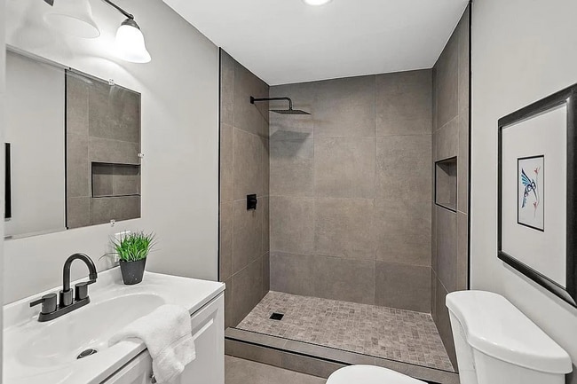 Building Photo - Gorgeous 4 or 5 bed 3.5 Bath in Madisonville!!