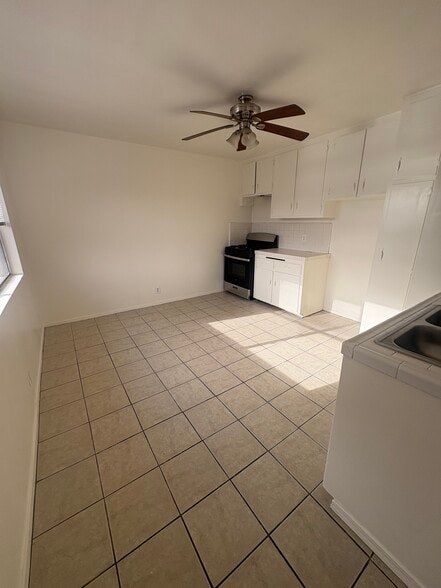 Building Photo - 533 Hyde Park Pl