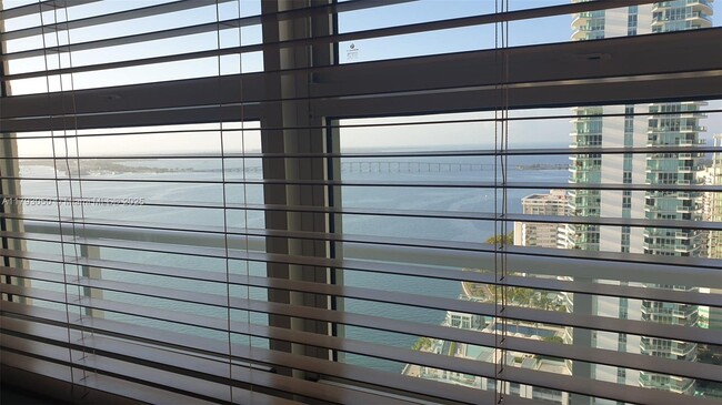 Building Photo - 1155 Brickell Bay Dr