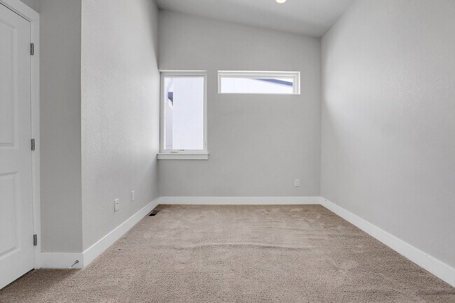 Building Photo - $3,300.00 - 2 Bedroom, 2.5 Bathroom, Rooft...