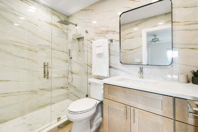 Building Photo - 755 Saturn St