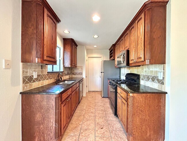 Building Photo - Cozy 3BR/2BA Single-Story Home with Privat...