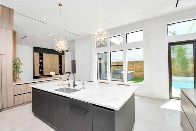 Building Photo - 5414 John Dreaper Dr