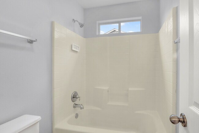 Building Photo - "Spacious 6-Bedroom Haven with 4 Full Baths and Hot Tub!"