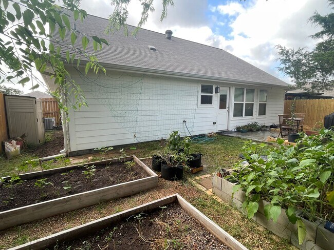 Building Photo - Bryan - 3 Bedroom / 2 Bath / 2 car garage / fenced in back yard.