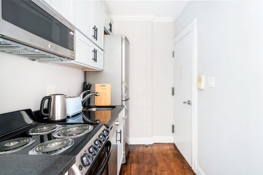 Building Photo - 234 Mott St