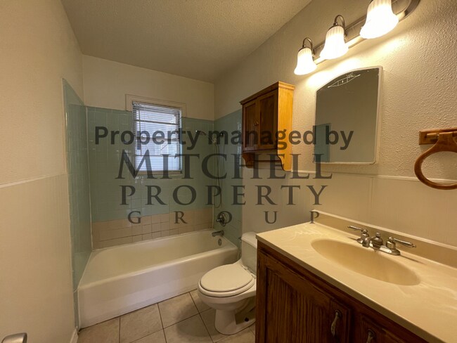 Building Photo - Spacious 2 bedroom 2 living areas 1 bath with a garage!