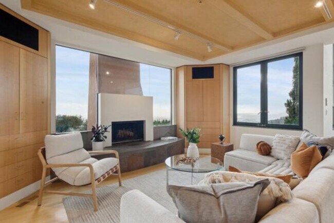Building Photo - Luxury Living Above The Bay -- Iconic views!