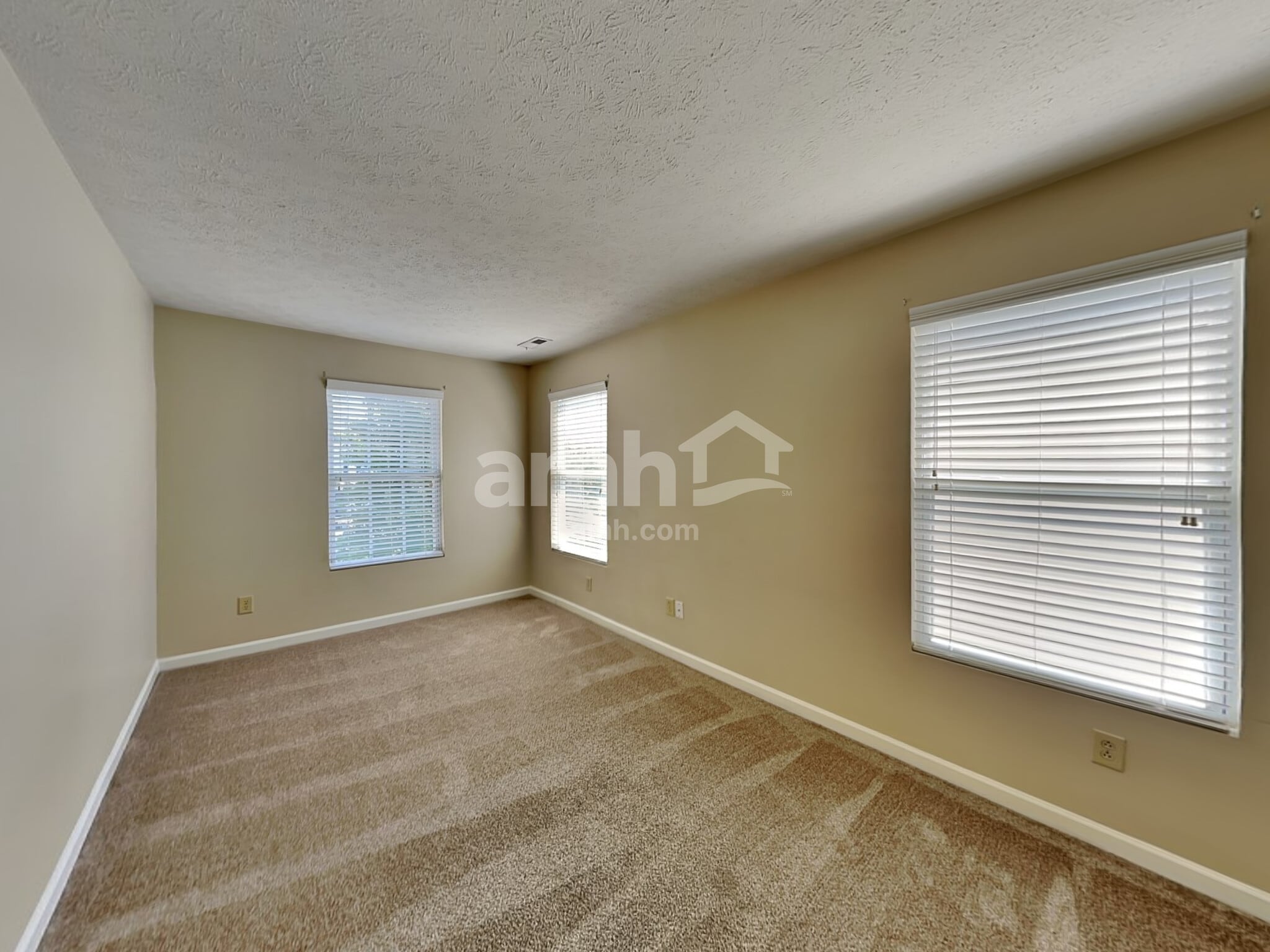 Building Photo - 926 Littleton Dr