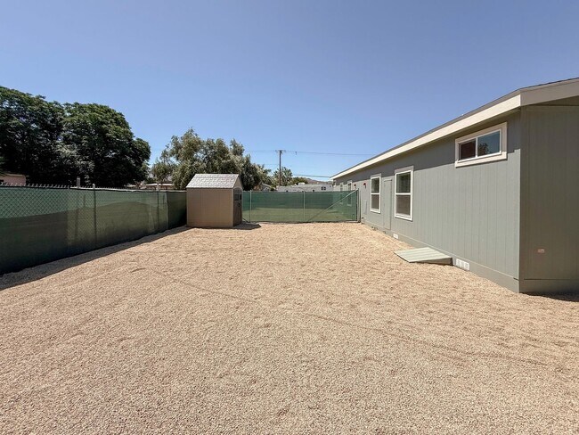 Building Photo - ~ AVAILABLE NOW ~ DUPLEX (LEFT)