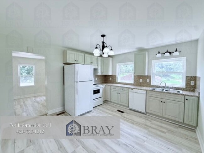 Building Photo - Cozy Brick Home with Huge Garage – Great K...
