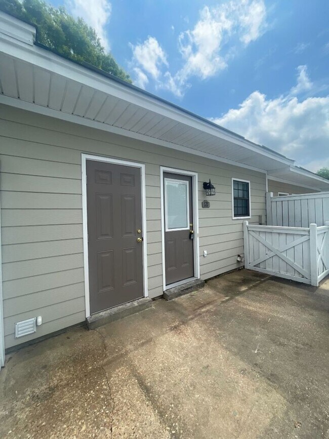 Building Photo - 121 Cedar Ct